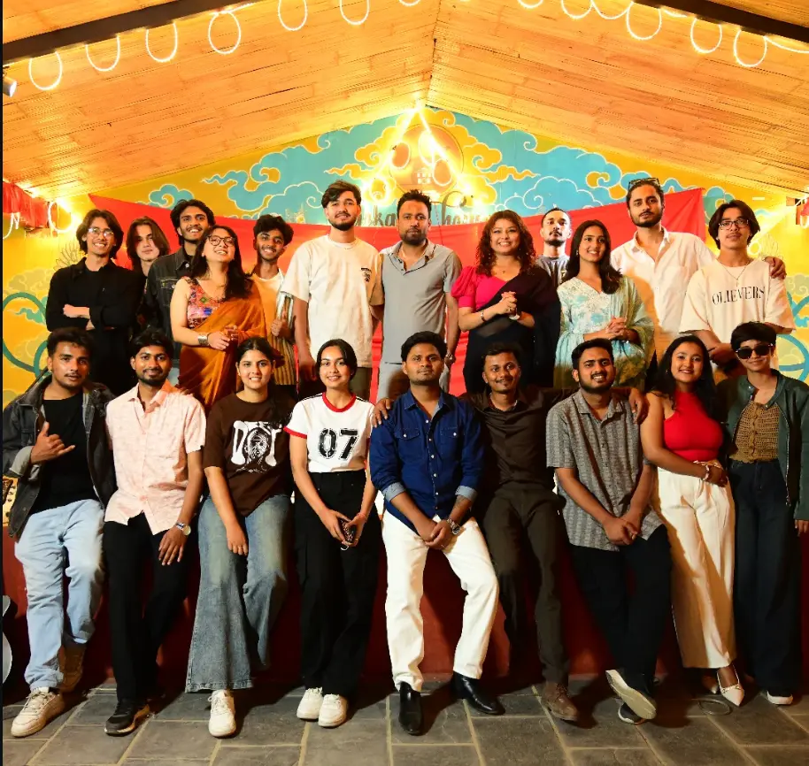 The Karwaan team and performers together after an edition